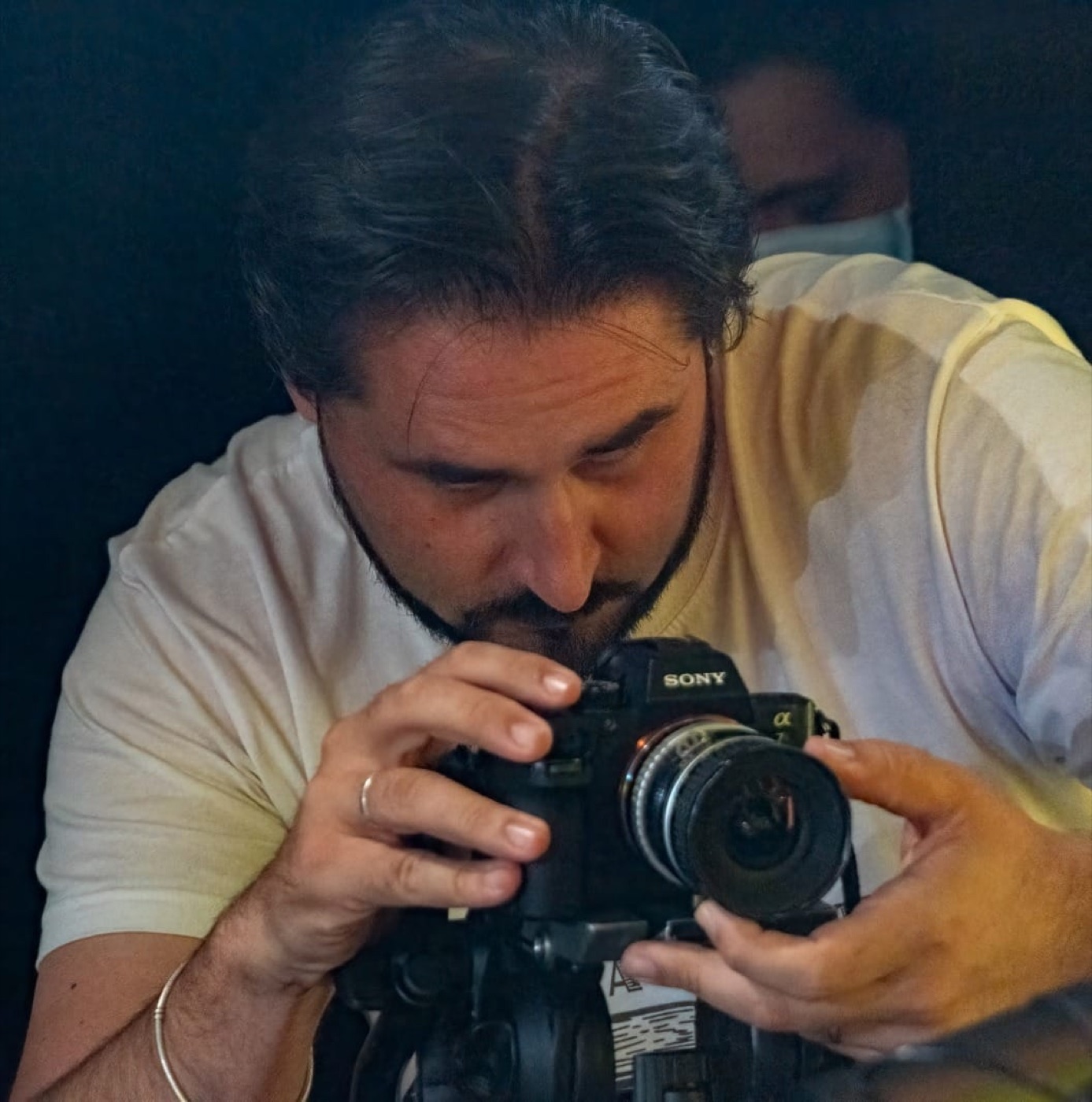 Luca Adami alla macchina da presa durante una produzione